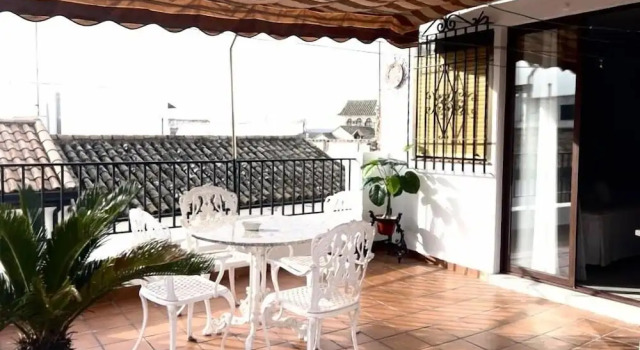 Четырёхместный номер Standard с балконом Hostal Almanzor