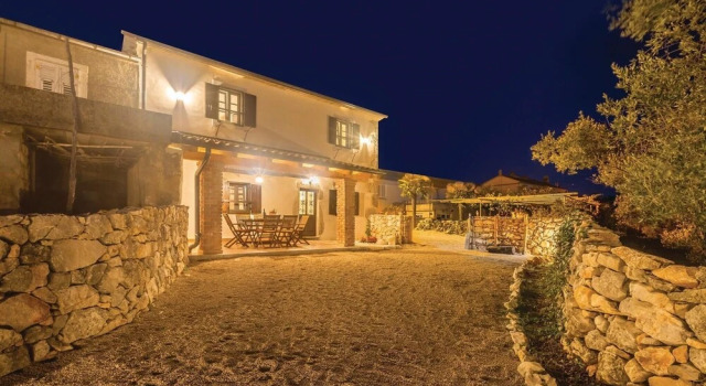 Stunning Home in Silo With Wifi and 2 Bedrooms, Varaa Hotelli Hotellit Kvarner Islands uima-altaalla, Uima-allas