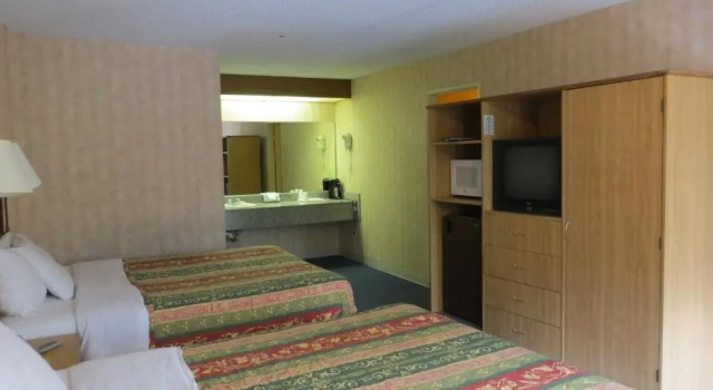 Четырёхместный номер Deluxe Grand Park Inn Anaheim Maingate