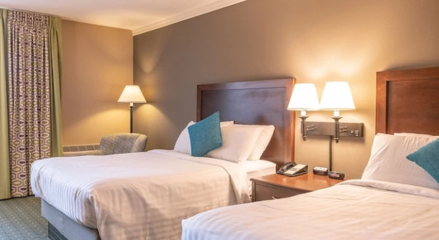 Четырёхместный номер Comfort University Place Hotel and Conference Center