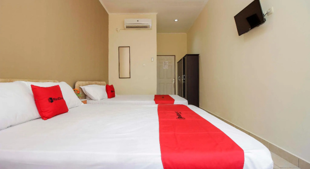 Семейный номер Standard RedDoorz near RSUP Prof. Kandou Manado