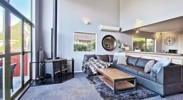 Mountain, lake, sun and this sensational home, Забронировать Дом для отпуска Ферн-Хилл 