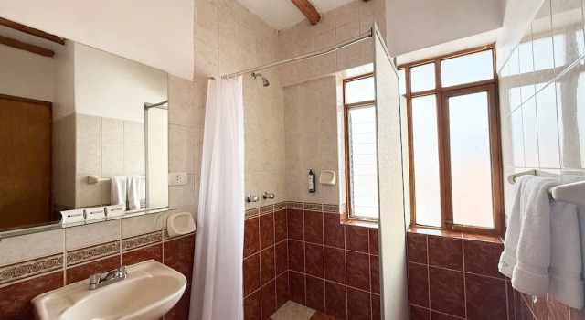 Трёхместный номер Standard с балконом Hotel Monasterio San Pedro