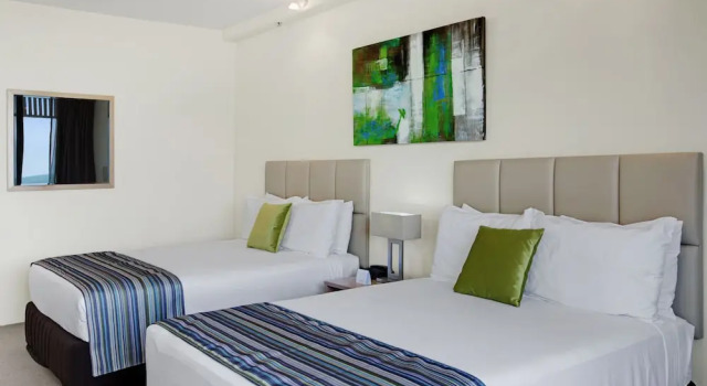 Четырёхместный номер Standard с балконом Rydges Esplanade Resort Cairns