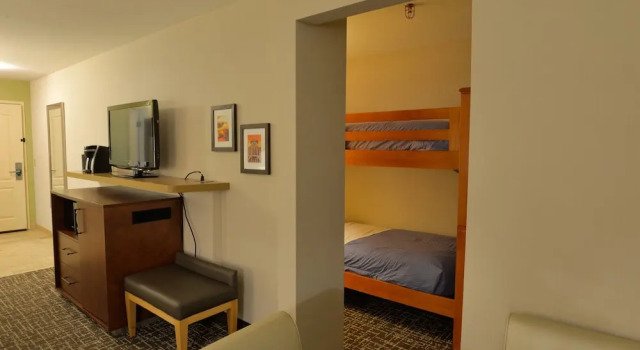 Люкс с балконом Holiday Inn Hotel & Suites Minneapolis-Lakeville by IHG