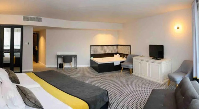Номер Deluxe Royal Plaza Hotel