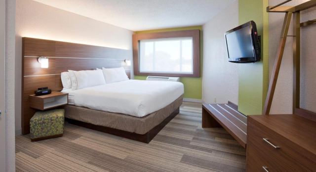 Двухместный люкс c 1 комнатой Holiday Inn Express & Suites Minneapolis - West End by IHG