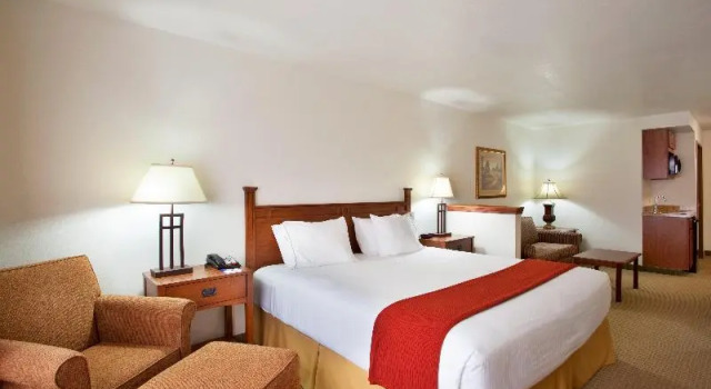Люкс Standard Holiday Inn Express Hotel & Suites Mattoon by IHG