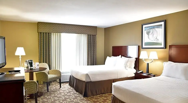 Шестиместный люкс Holiday Inn Express Hotel & Suites St. Charles by IHG