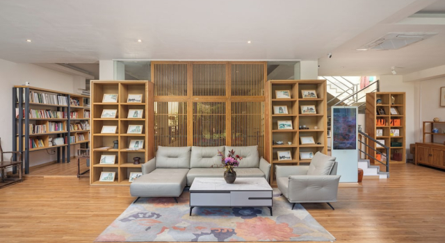 He She Courtyard Free pick-up train station stay 3 nights