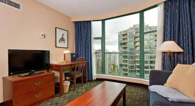 Люкс Deluxe Rosedale on Robson Suite Hotel