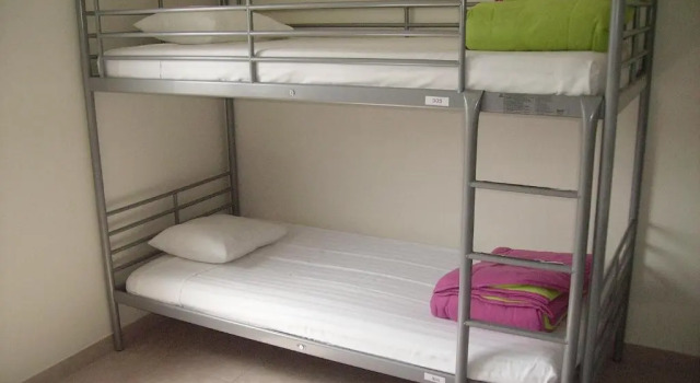 Кровать в общем номере Sunny House