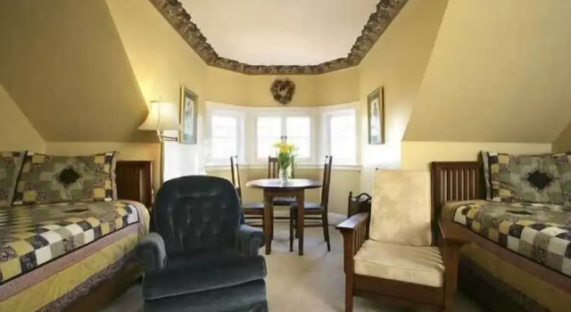 Четырёхместный люкс Elmwood Heritage Inn
