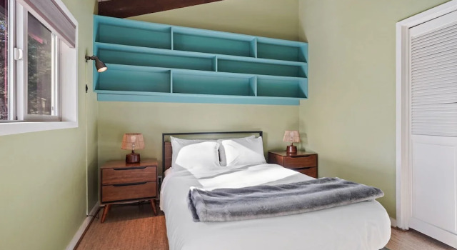 Pet-Friendly Pine Knoll Private Home with Hot Tub and Fire Pit by RedAwning, Rezerwuj Hotel Bend Bachelor