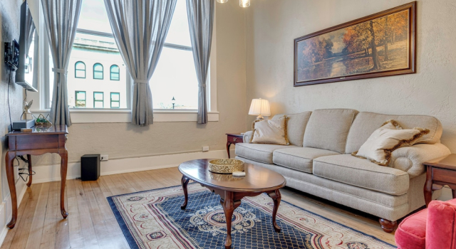 Historic Lebanon Gem: Central Walkable Location!, Prenota Hotel Lebanon 
