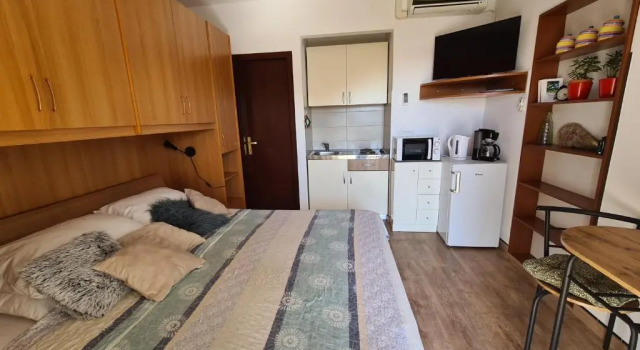 Студия с балконом Apartments Ada