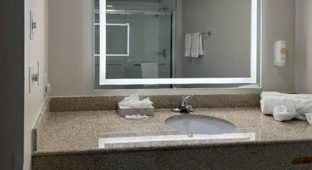 Шестиместный номер Standard Comfort Inn & Suites Syracuse-Carrier Circle