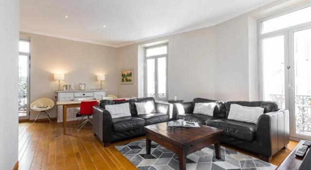 Bourgeois 3 bdrs & Large Terrace - 5mn from le Palaisdowtown