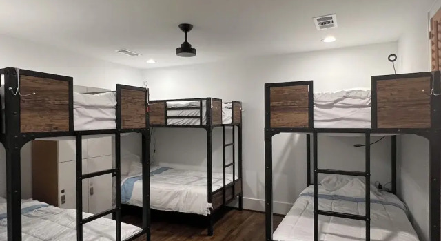 Кровать в общем номере (мужской номер) MyCrib Houston Hostel