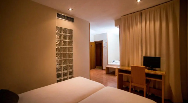 Трёхместный номер Hotel Serrano