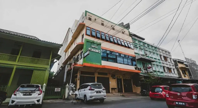 RedDoorz Plus near WTC Batanghari Mall