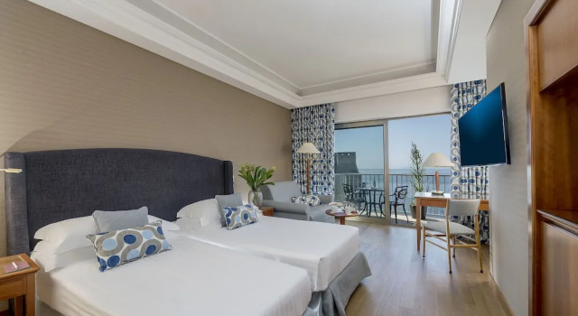 Двухместный номер Superior с балконом и с видом на море Отель Royal Continental Hotel Naples