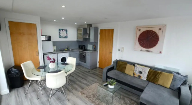 Апартаменты Cranbrook House Apartments - Near Ice Arena