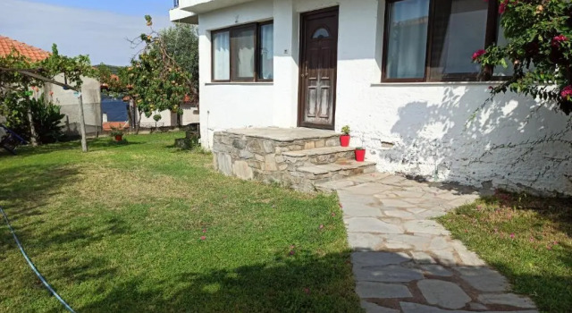 Dora's House comfortable apartment with a yard and view