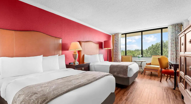 Четырёхместный номер Standard с видом на бассейн Magnolia Hotel, BW Signature Collection
