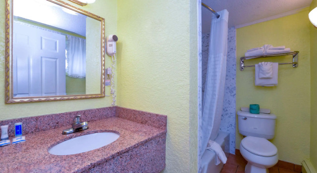 Четырёхместный номер Standard Rodeway Inn Orleans - Cape Cod