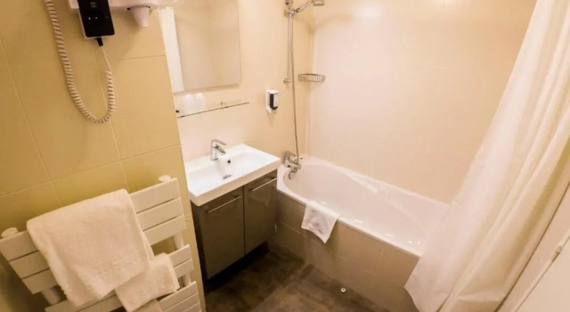 Трёхместный номер Standard Brit Hotel Le Kerodet