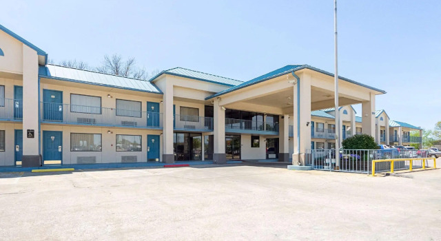 Четырёхместный люкс Econo Lodge Inn & Suites