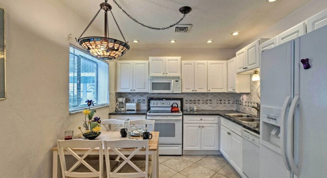Updated Apartment Walking Distance to Venice Beach