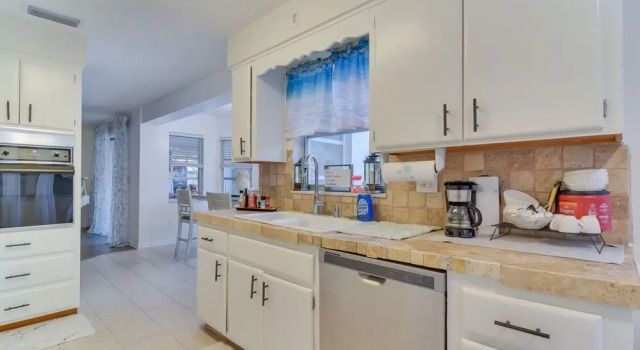 Коттедж Largo House w/ Backyard Oasis & Proximity to Beach