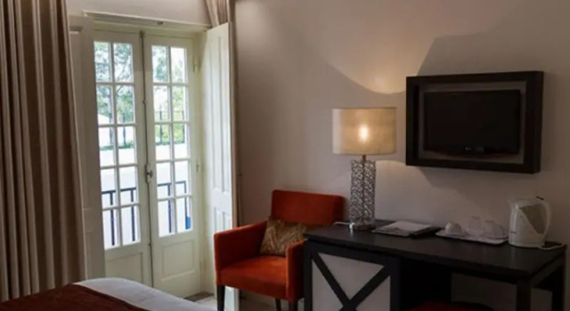 Трёхместный номер Standard с балконом Josefa D`Obidos Hotel