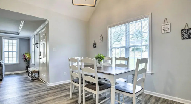 Welcoming Abode w/ Yard ~ 1 Mi to Dtwn Apex!, Забронировать Дом для отпуска Апекс Raleigh-Durham Metropolitan Area