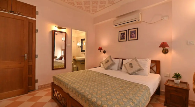 Семейный люкс с балконом Om Niwas Suite Hotel