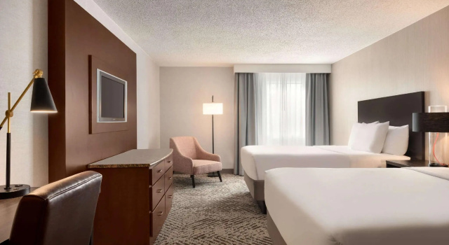 Четырёхместный номер Standard с видом на бассейн Wingate by Wyndham South Bend - Notre Dame