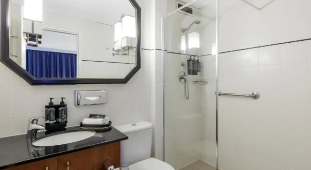 Четырёхместный номер Standard Ramada by Wyndham Diplomat Canberra