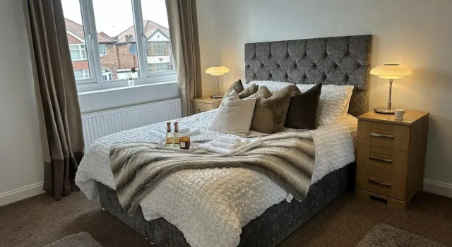 Impeccable 2-bed House Next to Old Trafford, Prenota Hotel Trafford Inghilterra