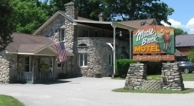 Moose Brook Motel, Varaa Motelli Hotellit New England uima-altaalla, Uima-allas