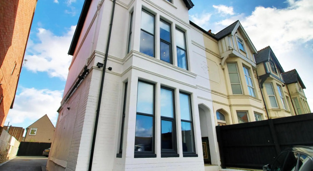 Affinity Serviced Apartments, 5 mins drive to City Centre, Free Parking, WiFi - by Stay South Wales