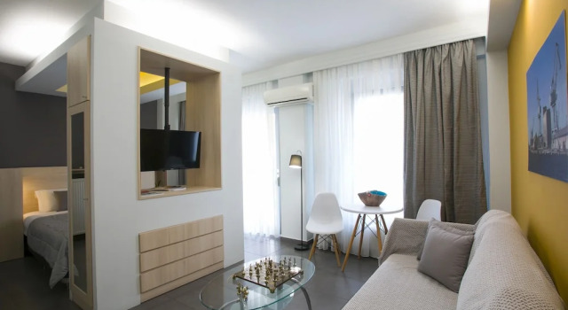 Трёхместная студия с балконом и с видом на город Polis Apartments