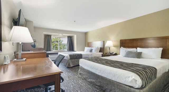 Четырёхместный номер Standard SureStay Plus Hotel by Best Western Rocklin