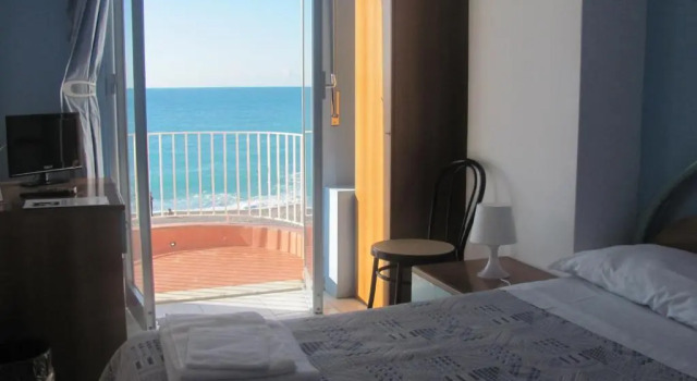 Hotel La Scogliera, Prenota Hotel Piraino Sicilia