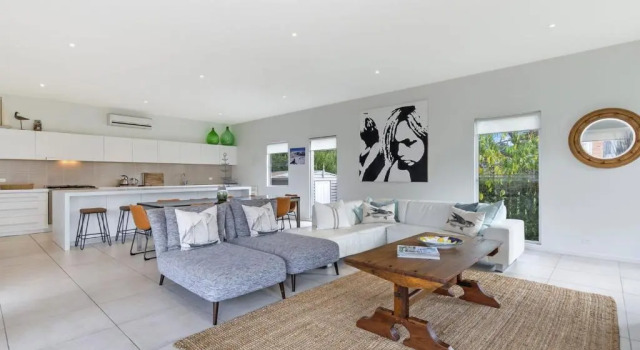 Коттедж Surfs Up - Fresh and modern East Beach home