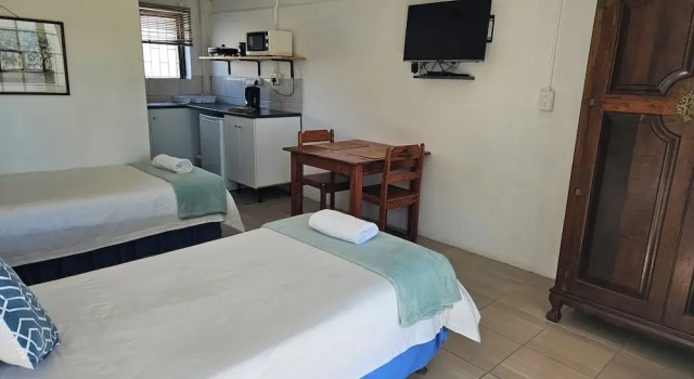 Двухместный номер Standard c 1 комнатой с видом на бассейн Kelkiewyn Guesthouse Caledon