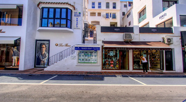 1079 - Frontline Puerto Banus Apartment, Забронировать Апартаменты/квартира Отели Марбелья с парковкой, рядом с Casino Marbella, Парковка