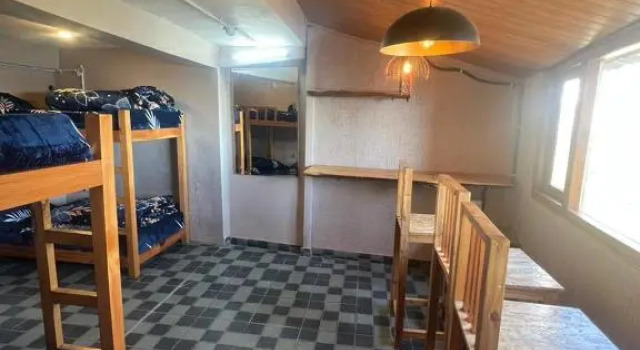 Кровать в общем номере Pahadi House