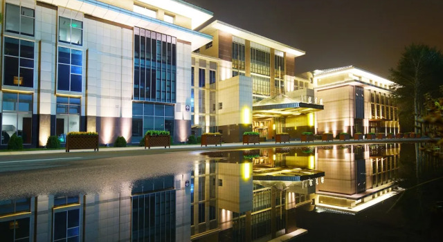 Qingshan Hotel Baotou（Yingbin Building）, Book Hotel Hoteller i Inner Mongolia med pool, Swimmingpool
